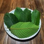 What are some anecdotal experiences of individuals using kratom for mental sharpness?